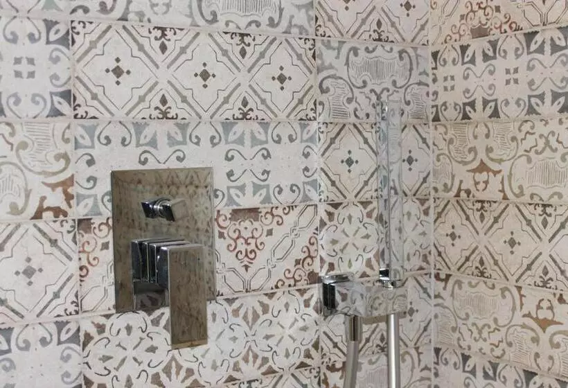 تختخواب و صبحانه Room 369