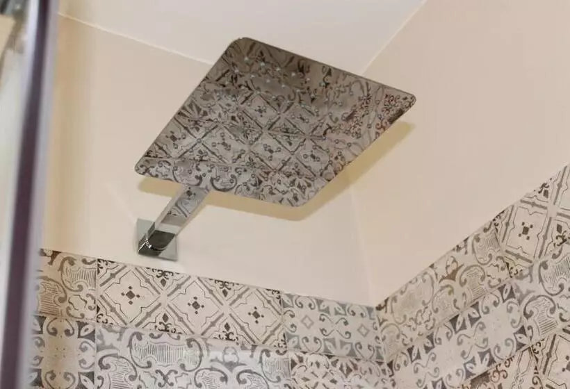 تختخواب و صبحانه Room 369