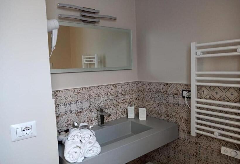 Bed and Breakfast Room 369