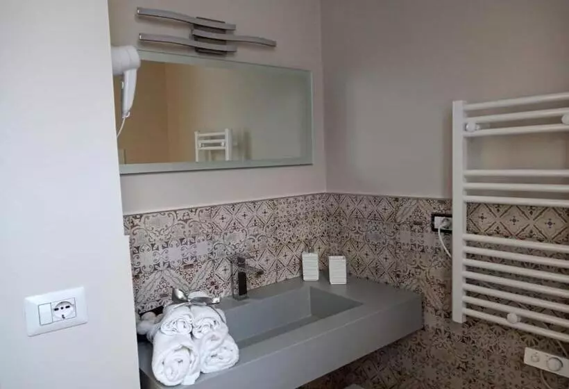 تختخواب و صبحانه Room 369