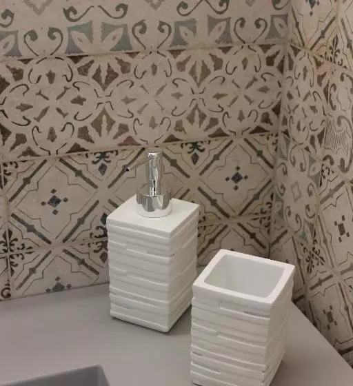 تختخواب و صبحانه Room 369