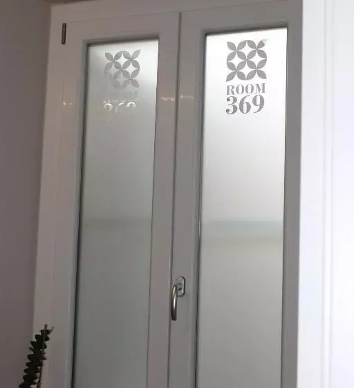 تختخواب و صبحانه Room 369