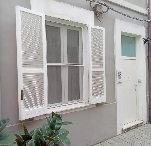 تختخواب و صبحانه Room 369