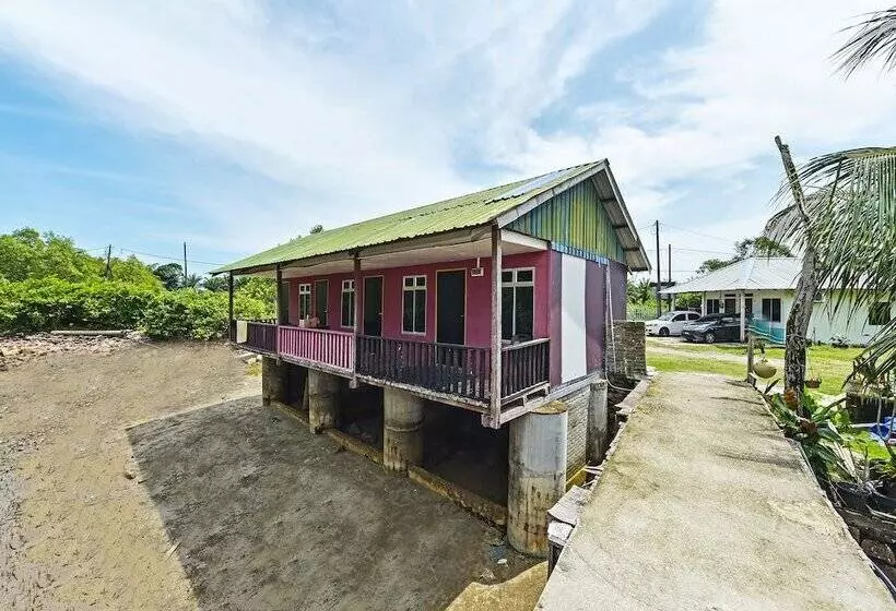 ホテル Oyo 90708 D Kuala Waterfront Chalet & Boat Charters