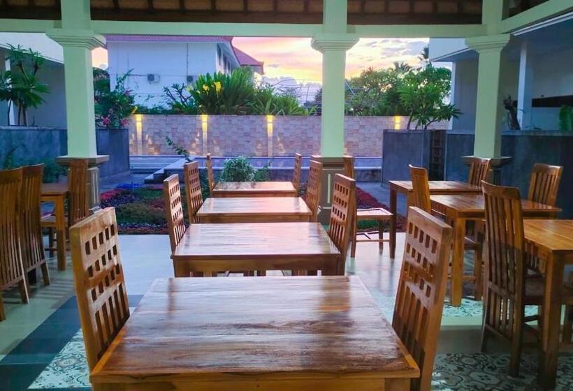 Отель The Laviana