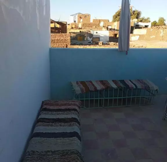 تختخواب و صبحانه Rose House