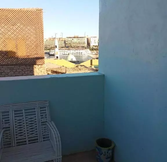 تختخواب و صبحانه Rose House