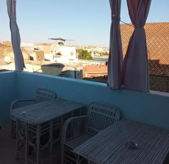 تختخواب و صبحانه Rose House