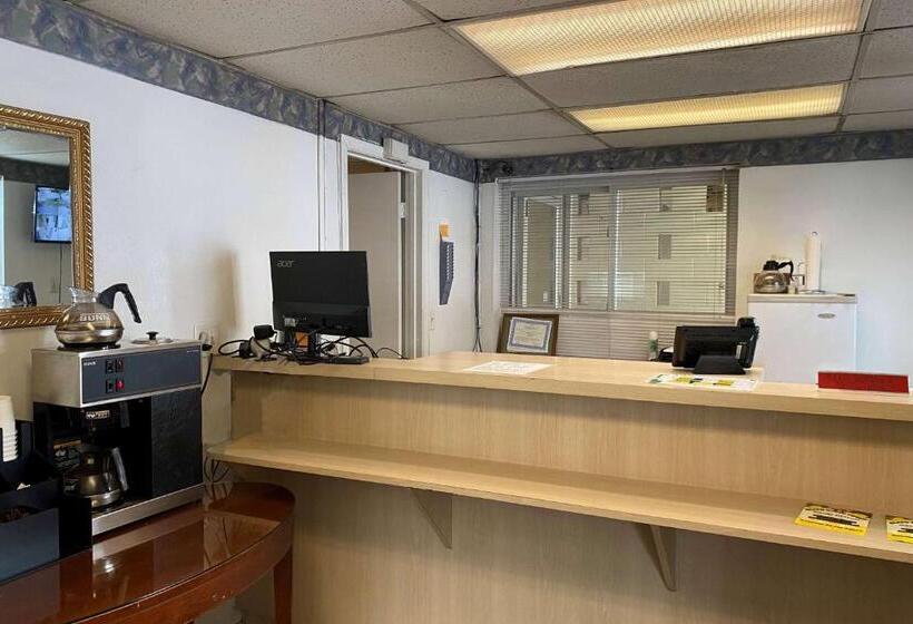 בית מלון כפרי Travelodge By Wyndham Rockford South