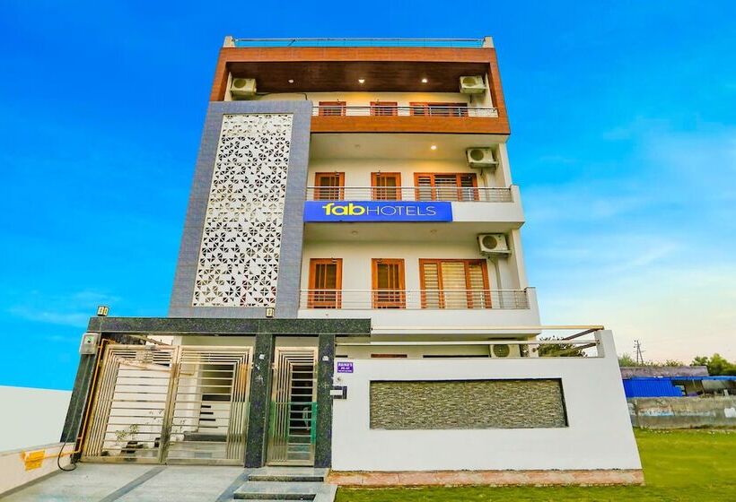 Fabhotel The Grand Suite