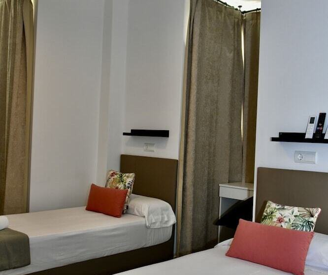 Отель Hostal Garden Rous