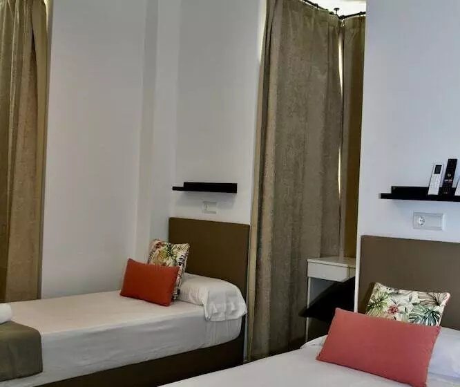 Hotelli Hostal Garden Rous