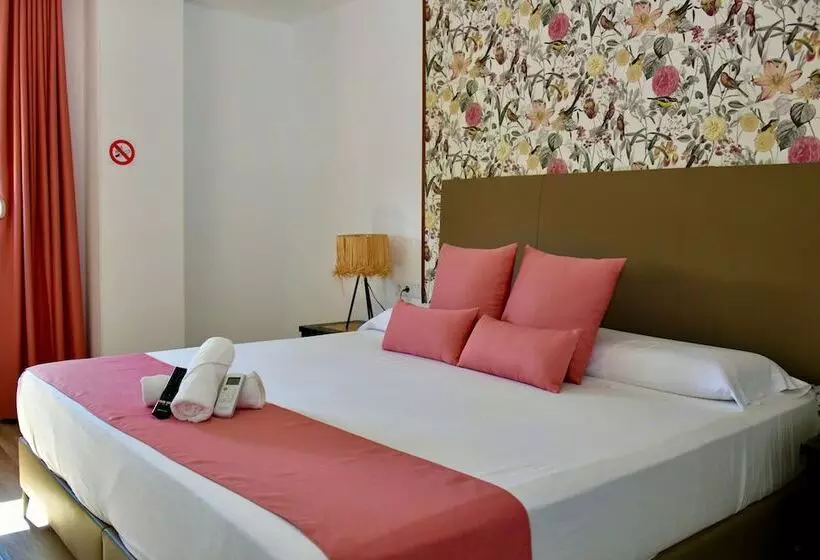 Hotelli Hostal Garden Rous