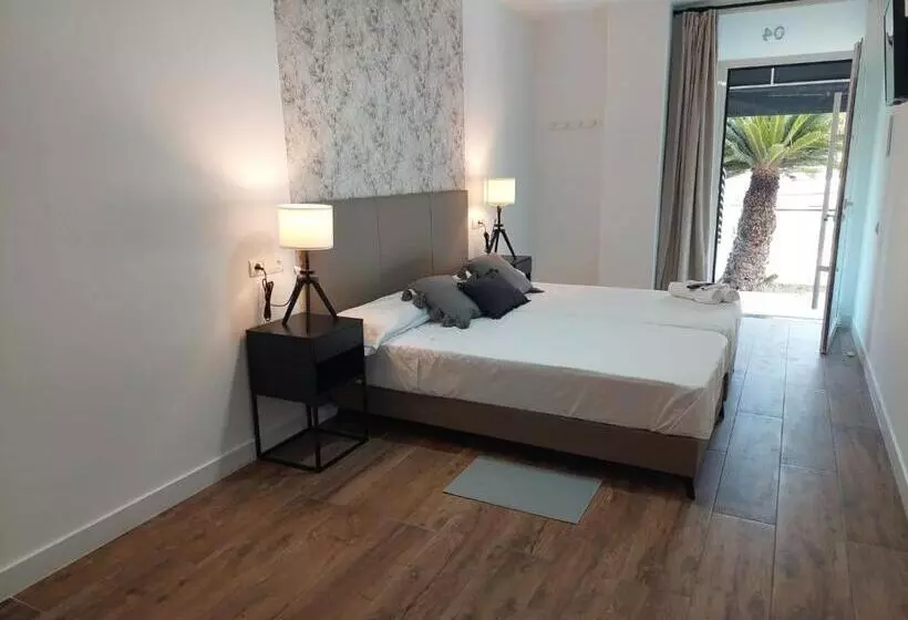 Hotelli Hostal Garden Rous