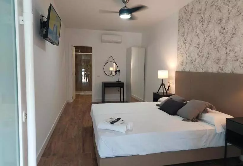 Hotelli Hostal Garden Rous