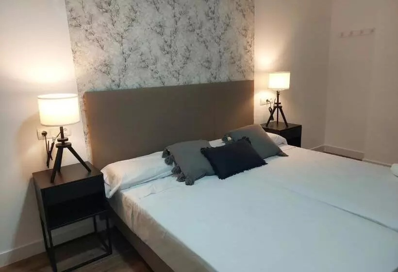 Hotelli Hostal Garden Rous