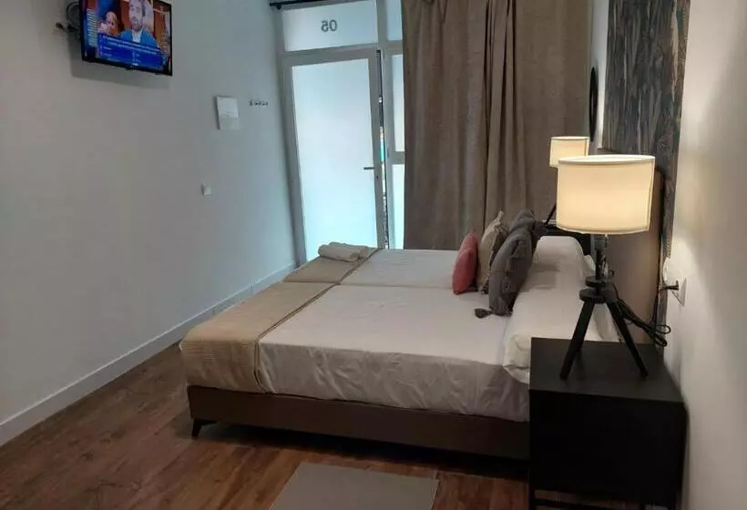 Hotelli Hostal Garden Rous