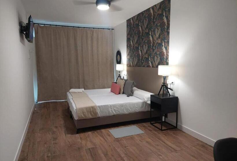 Отель Hostal Garden Rous