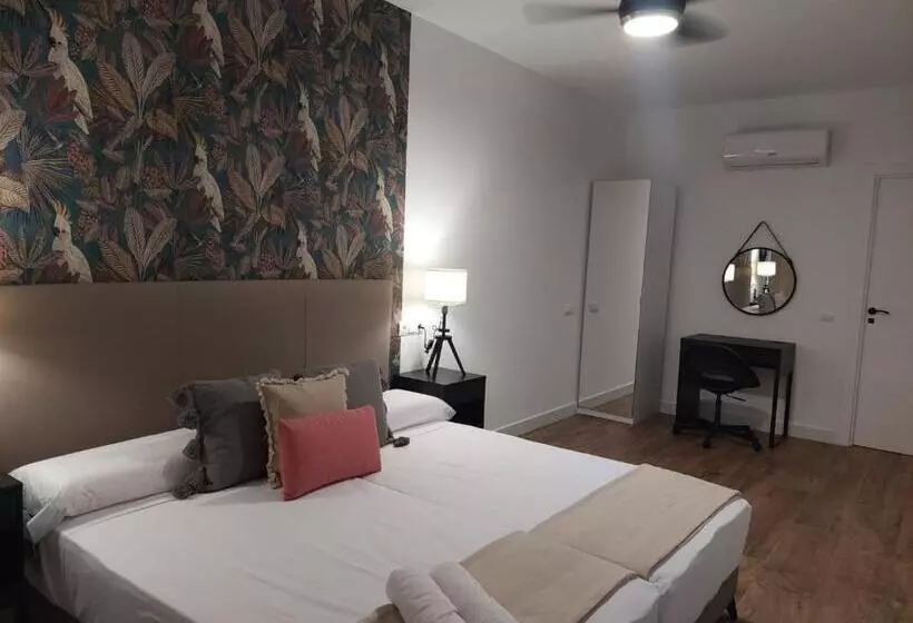 Hotelli Hostal Garden Rous