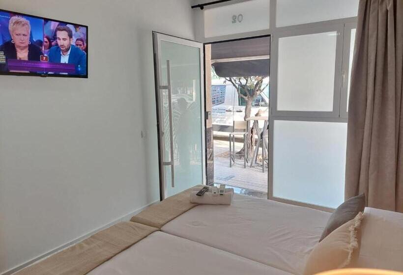 Отель Hostal Garden Rous