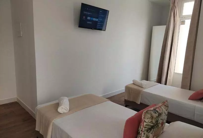 Hotelli Hostal Garden Rous