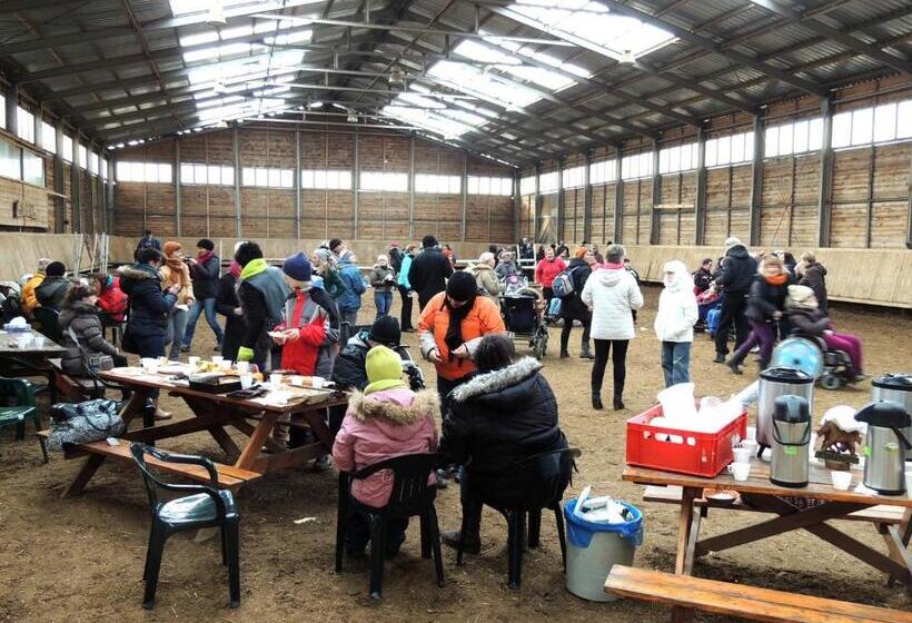 בית מלון כפרי Stadnina Koni Kierzbuń