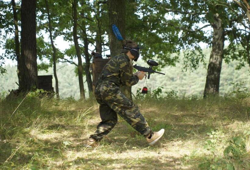 בית מלון כפרי Stadnina Koni Kierzbuń