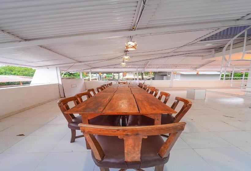 호텔 The Signature Crest