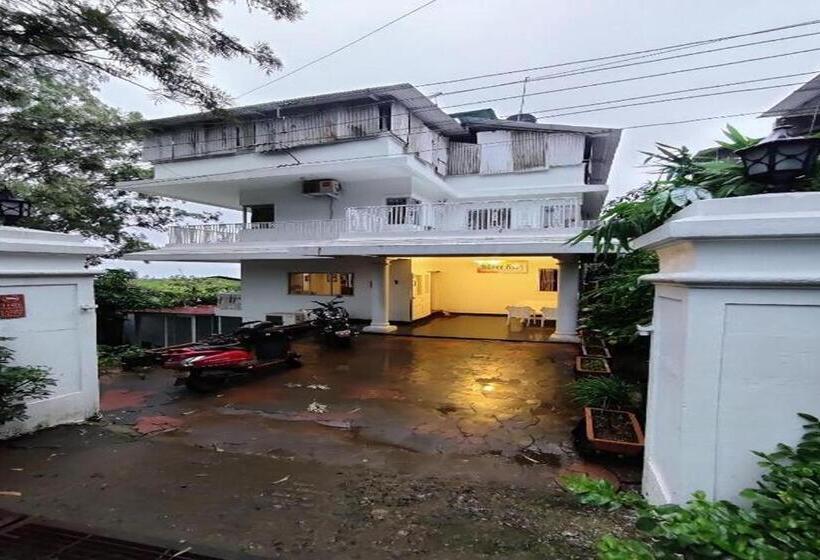 호텔 The Signature Crest