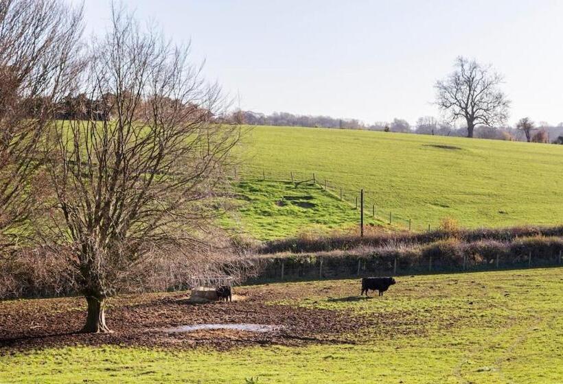 펜션 The Retreat, Sauna & Hot Tub, Charming & Cosy Gem