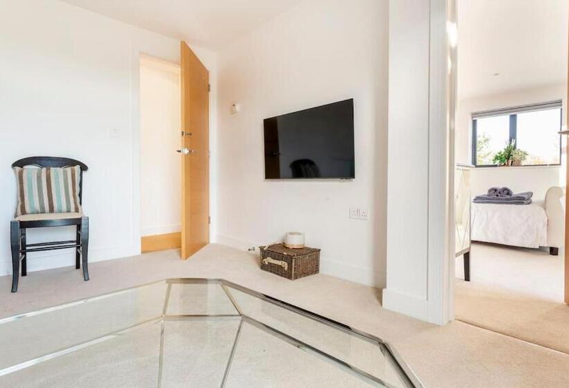 펜션 The Retreat, Sauna & Hot Tub, Charming & Cosy Gem