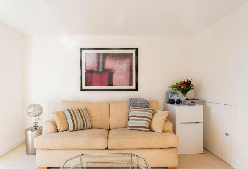 펜션 The Retreat, Sauna & Hot Tub, Charming & Cosy Gem