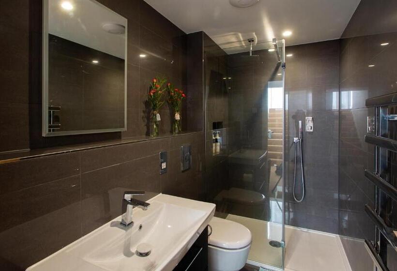 펜션 The Retreat, Sauna & Hot Tub, Charming & Cosy Gem