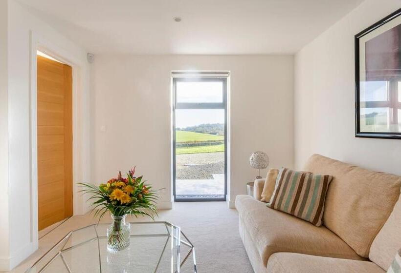 펜션 The Retreat, Sauna & Hot Tub, Charming & Cosy Gem