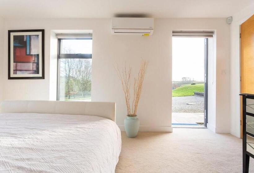 펜션 The Retreat, Sauna & Hot Tub, Charming & Cosy Gem