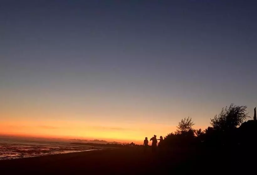 تختخواب و صبحانه Luwa Beach&suits