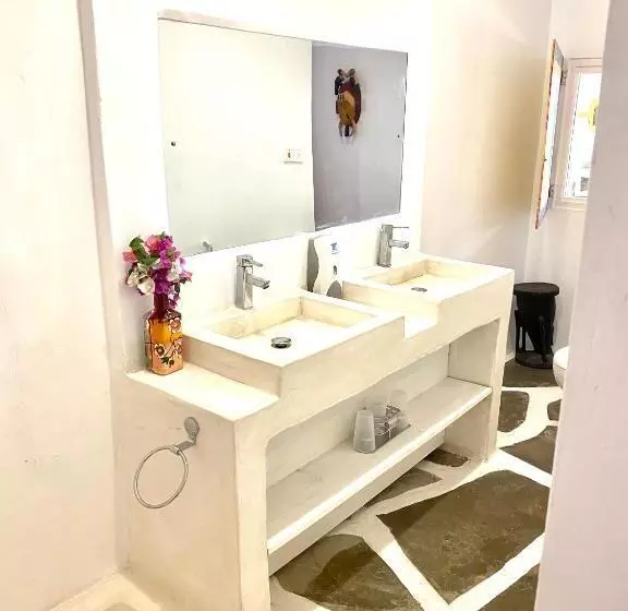 تختخواب و صبحانه Luwa Beach&suits