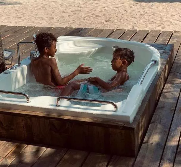 تختخواب و صبحانه Luwa Beach&suits