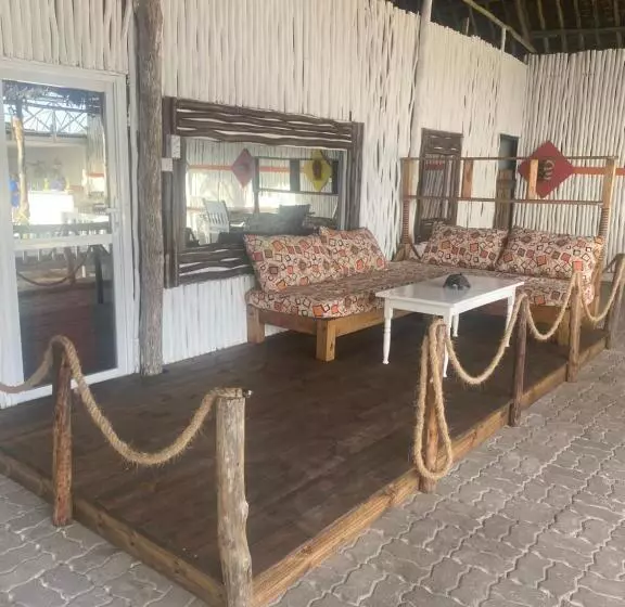 تختخواب و صبحانه Luwa Beach&suits