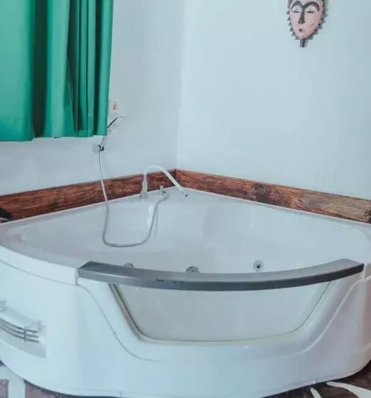 تختخواب و صبحانه Luwa Beach&suits