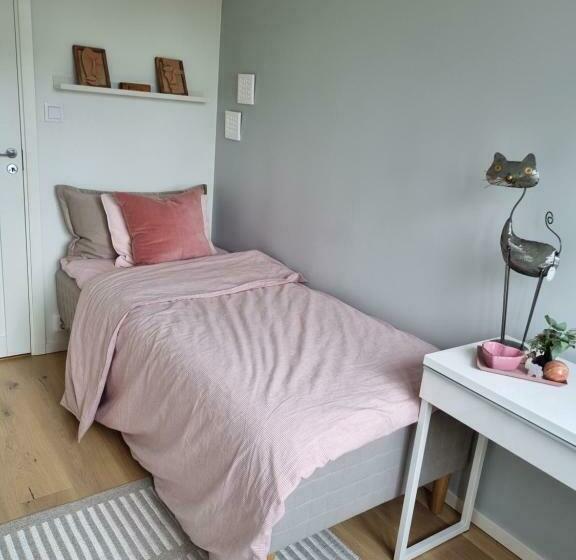 تختخواب و صبحانه Welcoming Single Room In The City Center