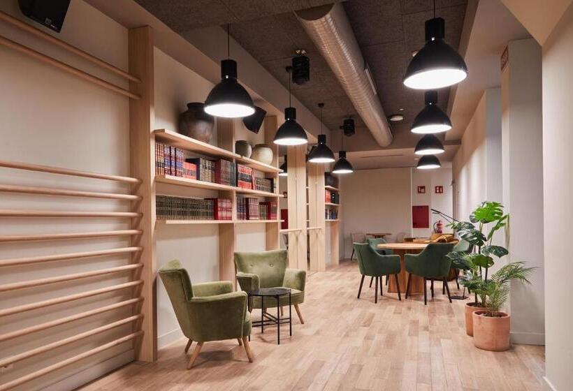 Latroupe Prado Hostel