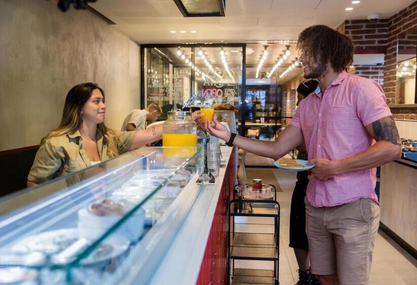 Latroupe Prado Hostel