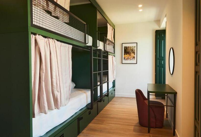 Latroupe Prado Hostel