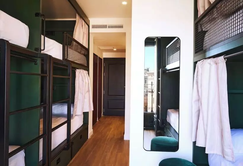Latroupe Prado Hostel