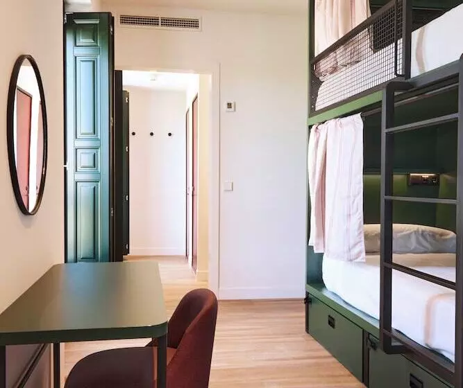 Latroupe Prado Hostel
