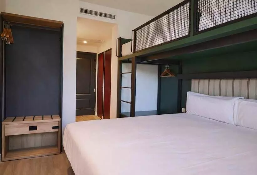 Latroupe Prado Hostel