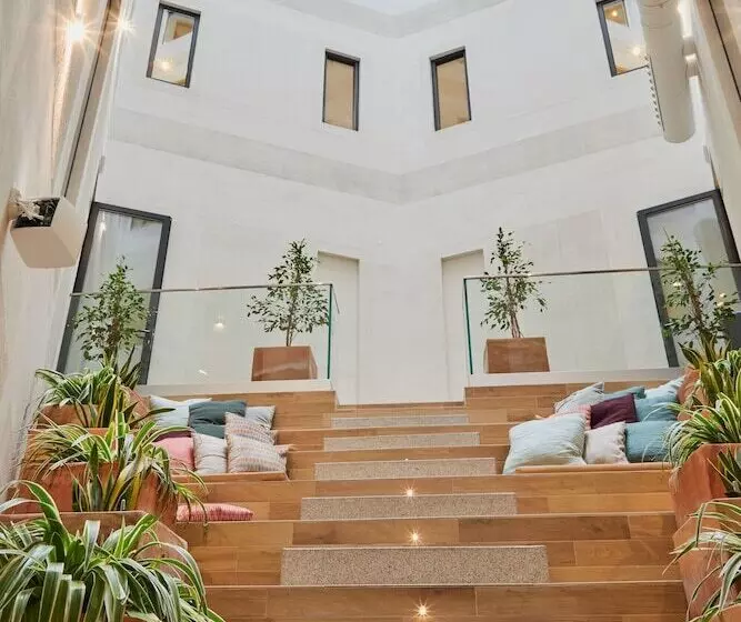 Latroupe Prado Hostel