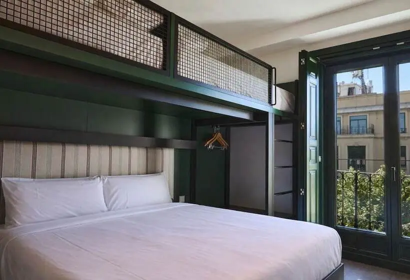 Latroupe Prado Hostel