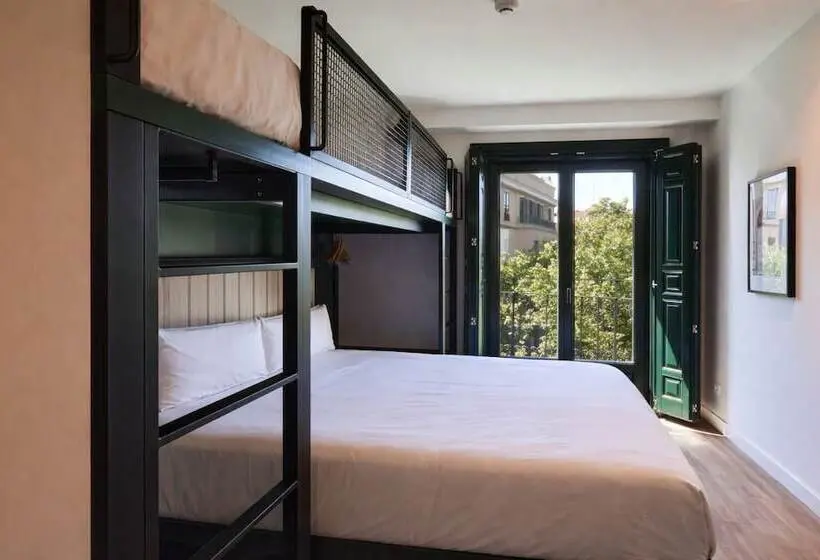 Latroupe Prado Hostel